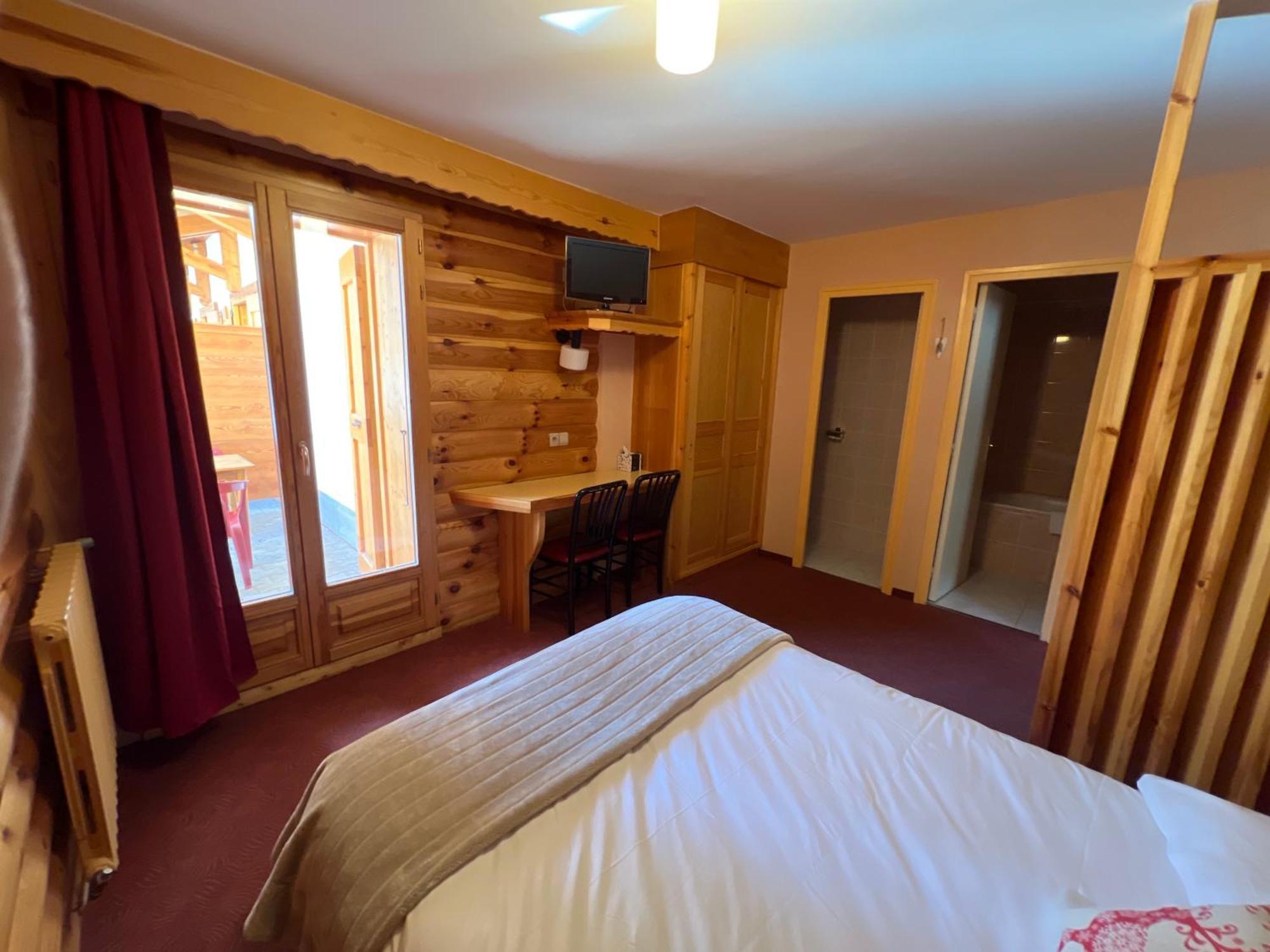 Hotel Restaurant La Pendine Les Pres エクステリア 写真